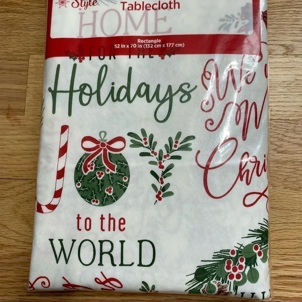 Wreath Christmas Holiday Table Cloth NWT Rectangle 52x70 White Green